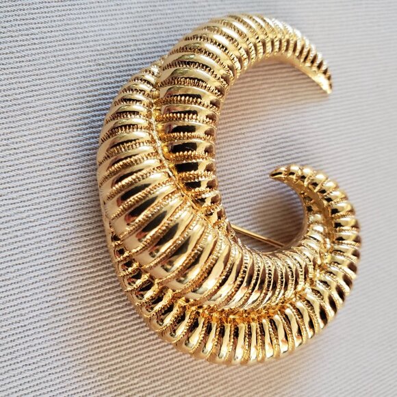 Vintage Monet Modernist Overlay Swirl Gold Tone Brooch - Picture 5 of 10
